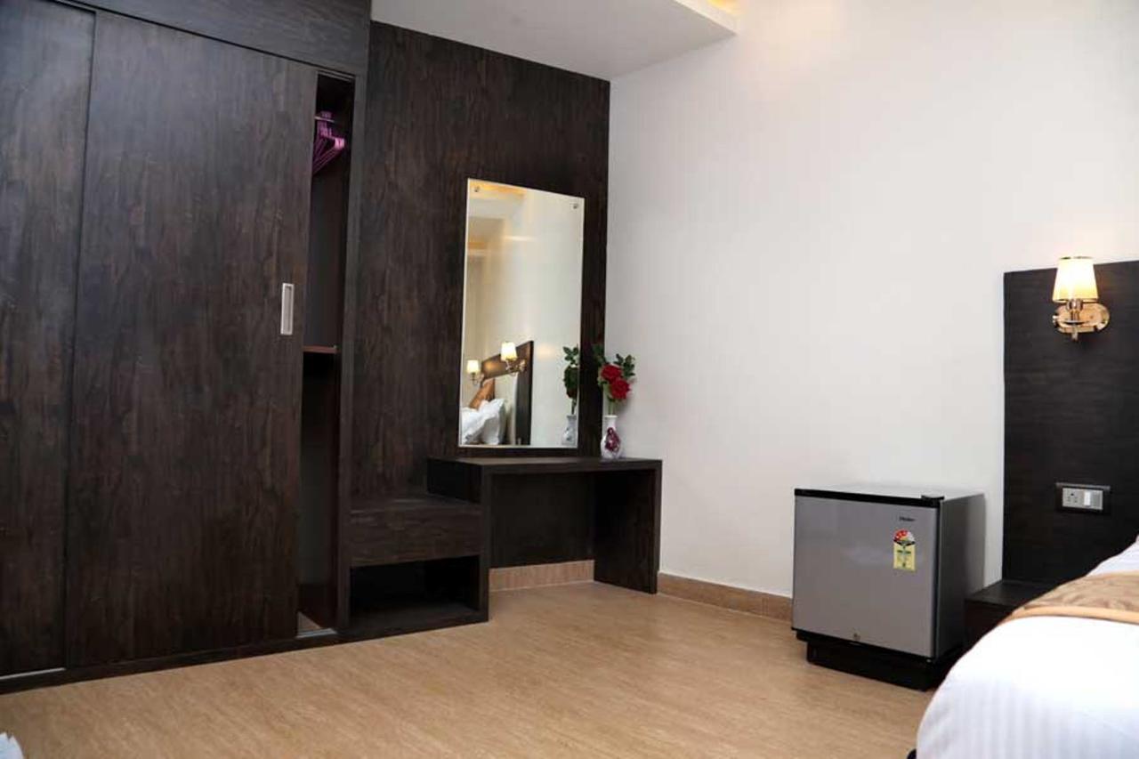 Hotel Vinayak Lifestyle Hotels Lucknow Exterior foto